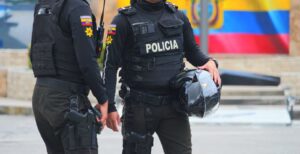Investigan a dos policías de Ecuador por propinar paliza a extranjero que habían detenido - AlbertoNews