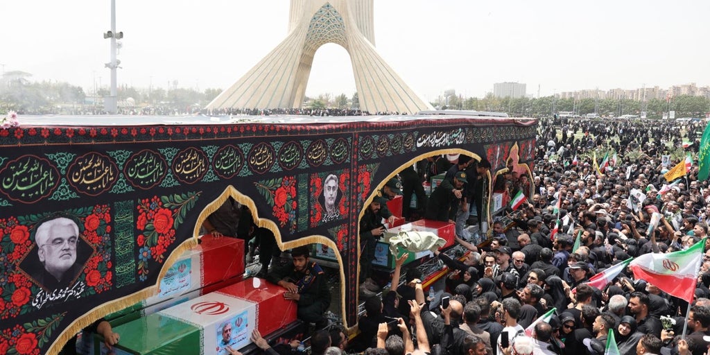 Irán llora la muerte de los militares y científicos fallecidos en los ataques de Israel con un multitudinario funeral de Estado