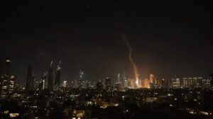 Irán responde al ataque de Israel con una oleada de misiles y varios impactos en Tel Aviv