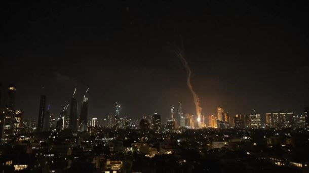 Irán responde al ataque de Israel con una oleada de misiles y varios impactos en Tel Aviv
