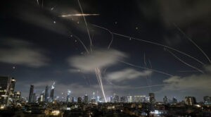 Israel ataca Teherán "con una fuerza sin precedentes"