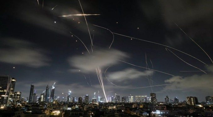 Israel ataca Teherán "con una fuerza sin precedentes"