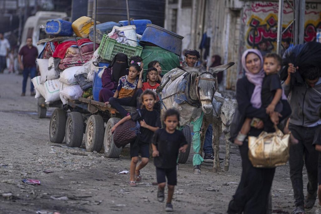 Palestinos desplazados huyen de Jabalia después de que el ejército israelí emitiera órdenes de evacuación en la ciudad de Gaza, el 29 de junio de 2025. (Foto AP/Jehad Alshrafi)