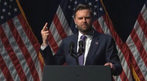 J.D. Vance hace un gesto obsceno en público