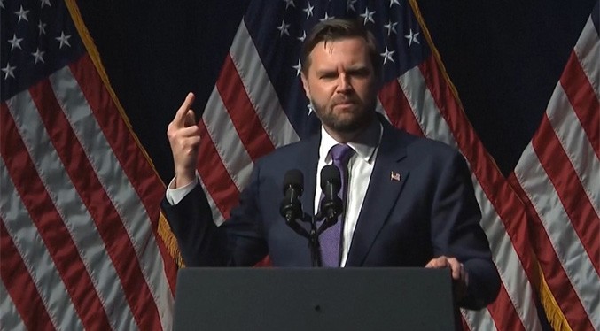 J.D. Vance hace un gesto obsceno en público