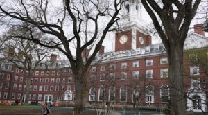 Juez bloquea indefinidamente el veto de Trump a los estudiantes extranjeros en Harvard