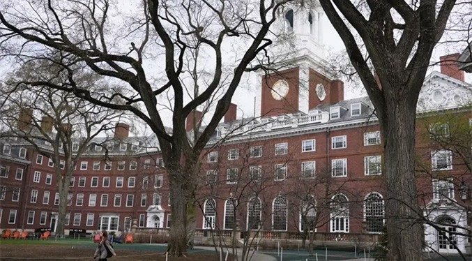 Juez bloquea indefinidamente el veto de Trump a los estudiantes extranjeros en Harvard