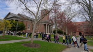 Jueza bloquea veto de Trump a alumnos foráneos de Harvard – DW – 06/06/2025