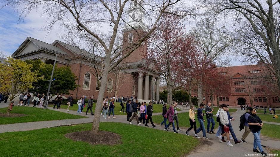 Jueza bloquea veto de Trump a alumnos foráneos de Harvard – DW – 06/06/2025