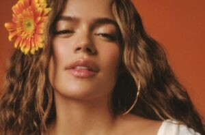 Karol G lanza “Tropicoqueta”, un homenaje a lo latino que va del merengue a la ranchera