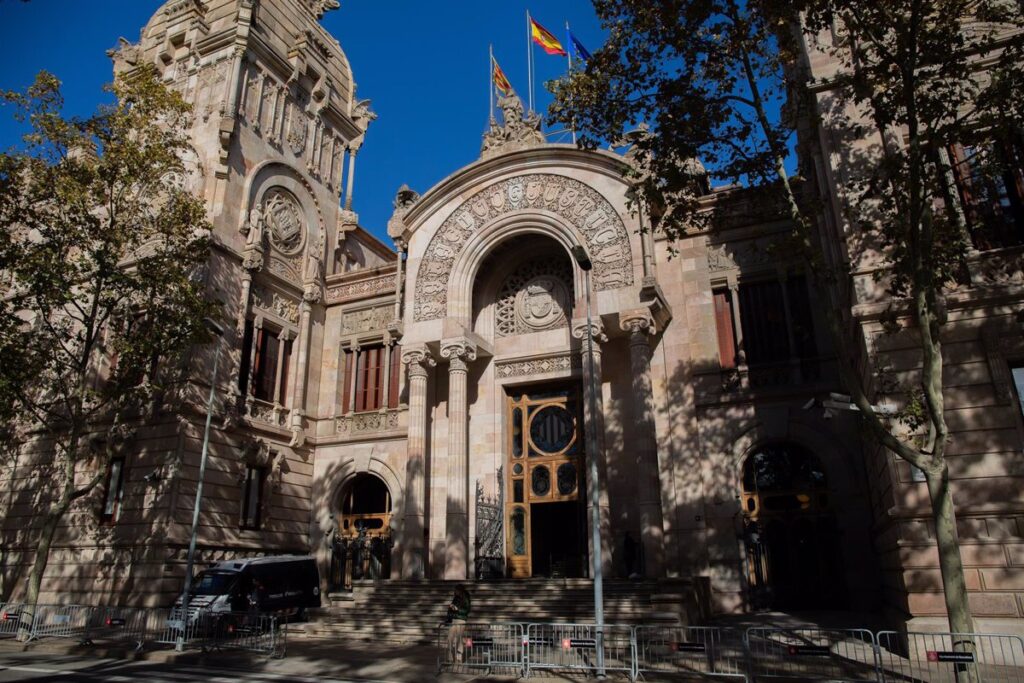 La Audiencia de Barcelona amnistía a casi 40 excargos del Govern por los preparativos del 1-O