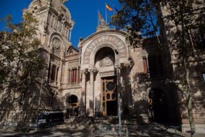 La Audiencia de Barcelona amnistía a casi 40 excargos del Govern por los preparativos del 1-O