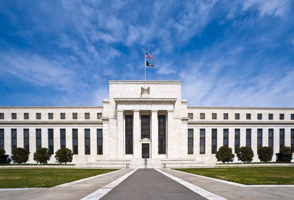 La Fed mantiene los tipos por cuarta vez y reconoce que la incertidumbre ha caído, pero sigue "alta"