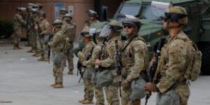 La Guardia Nacional comienza su despliegue en Los Ángeles contra las protestas y el Pentágono amenaza con enviar a los Marines