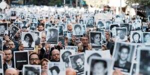 La Justicia argentina ordena hacer juicio en ausencia a los acusados del atentado a la AMIA