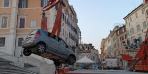La Policía socorre a un anciano que intentó bajar en coche la escalinata de la plaza de España de Roma