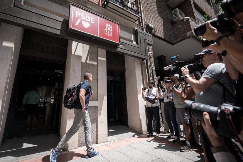 La UCO ha permanecido tres horas en la sede del PSOE de Ferraz para realizar el clonado del correo de Santos Cerdán