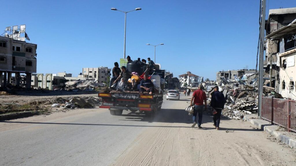 Archivo - Palestinos desplazados que llegan a Jan Yunis tras abandonar Rafá, en el sur de la Franja de Gaza, debido a una orden de evacuación del Ejército israelí