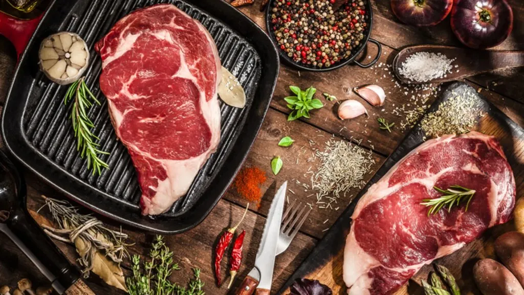 "La carne roja tiene hierro hemo y eso aumenta el riesgo de cáncer"
