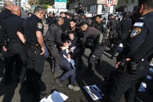 Judíos ultraortodoxos protestan contra el reclutamiento en el Ejército israelí.