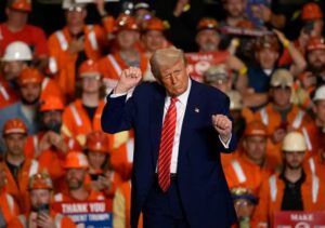 Trump busca proteger la industria de EE.UU. con métodos ya ensayados en países latinoamericanos, señalan expertos.