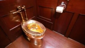 La increíble historia de cómo se robaron de un palacio británico un millonario inodoro de oro