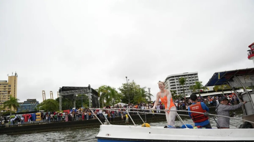 La reconocida deportista Eva Buzo nadó 40 kilómetros en aguas de Buenaventura por la resiliencia y la esperanza