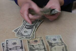 La riqueza del 1% más rico aumentó en 33.9 billones de dólares desde 2015, según Oxfam