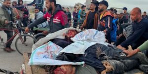 Las autoridades de Gaza acusan a Israel de matar a unos 25 palestinos durante una entrega de ayuda en Rafá