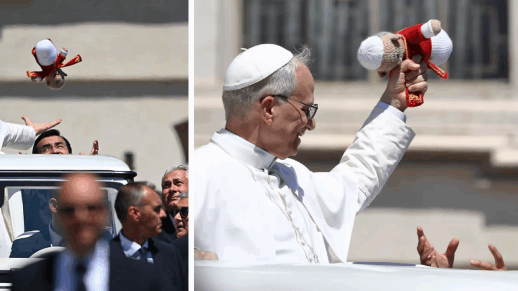 Le hicieron un muñeco tejido al papa León XIV, quien lo recibió con felicidad en el Vaticano
