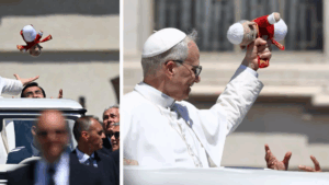 Le hicieron un muñeco tejido al papa León XIV, quien lo recibió con felicidad en el Vaticano