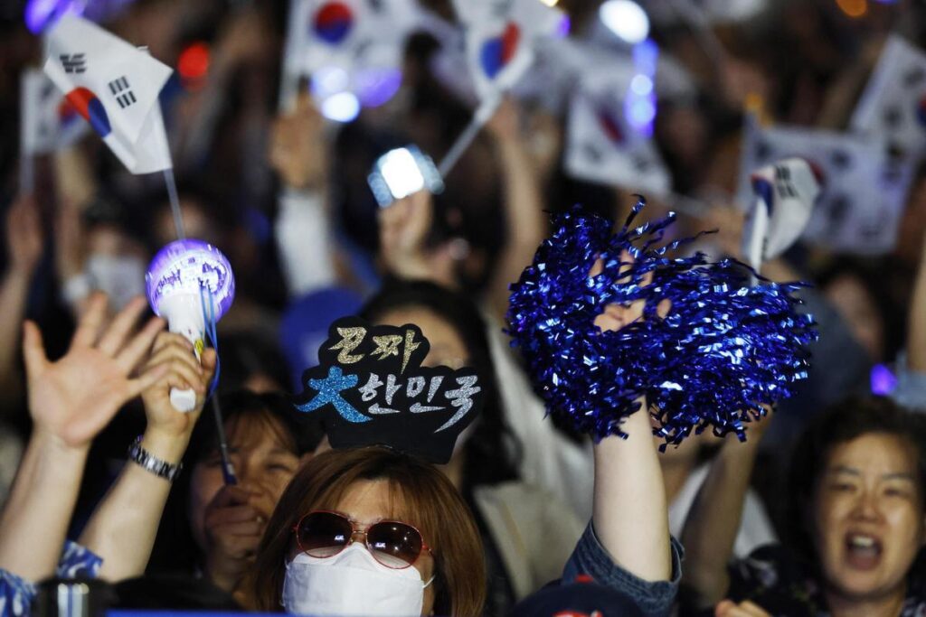 Simpatizantes de Lee Jae-myung celebra la victoria de su candidato en las elecciones presidenciales, este martes en Seúl.