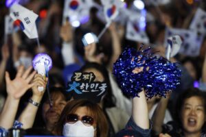 Simpatizantes de Lee Jae-myung celebra la victoria de su candidato en las elecciones presidenciales, este martes en Seúl.