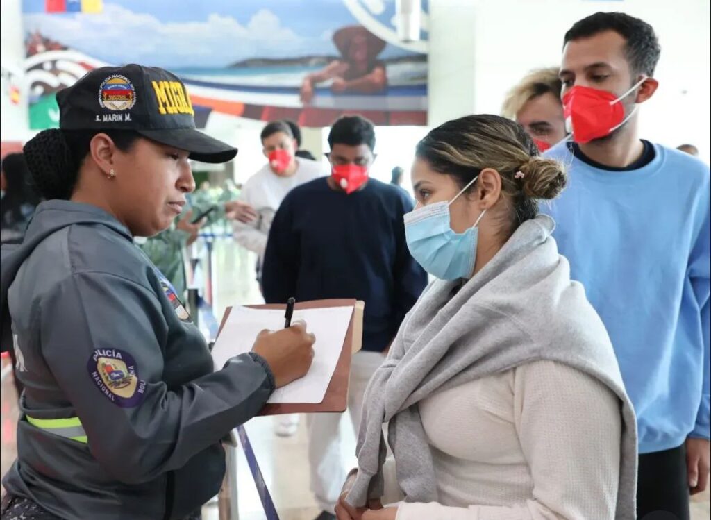 Llega vuelo con 150 connacionales desde Honduras