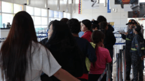 Llegan 135 deportados de EEUU