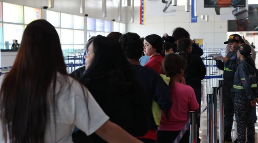 Llegan 135 deportados de EEUU