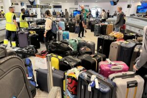 Llevamos años atando cintas a las maletas para identificarlas en el aeropuerto. Sus empleados advierten que es una pésima idea