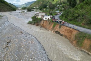 Lluvias dejaron más de 8.000 familias aisladas y 16 puentes perdidos, dice Maduro