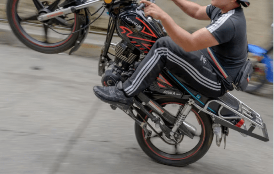 Lo detienen por hacer motopiruetas en el aeropuerto