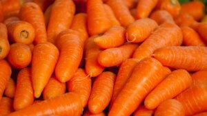 Lo que debes saber para conservar las propiedades de la zanahoria al cocinarla (y no es hervida ni salteada)