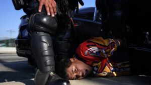 Los Ángeles declara el toque de queda y la Policía realiza "arrestos masivos" mientras el gobernador de Texas anuncia también el despliegue de la Guardia Nacional