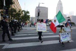 Los Ángeles: siguen arrestos bajo toque de queda, mientras Texas despliega la Guardia