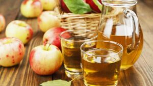 Los beneficios de tomar una cucharada de vinagre de manzana en las mañanas, según una nutricionista