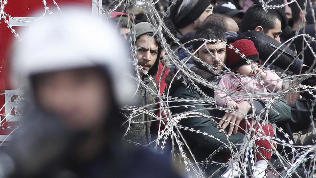 Refugiados y migrantes esperan en la frontera entre Grecia y Turquía