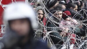 Refugiados y migrantes esperan en la frontera entre Grecia y Turquía