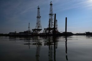 Los precios del petróleo suben tras caída de reservas de EEUU - AlbertoNews