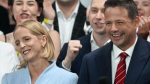 Los sondeos a pie de urna dan un empate técnico entre Trzaskowski y Nawrocki en las presidenciales polacas