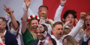 Los sondeos a pie urna dan una ligera ventaja al europeísta Trzaskowski en las presidenciales de Polonia