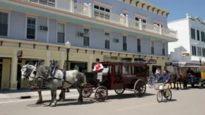 Mackinac, la isla estadounidense donde los autos están prohibidos desde hace más de un siglo
