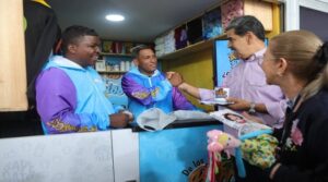 Maduro anuncia «doble premio» a Circuitos Comunales